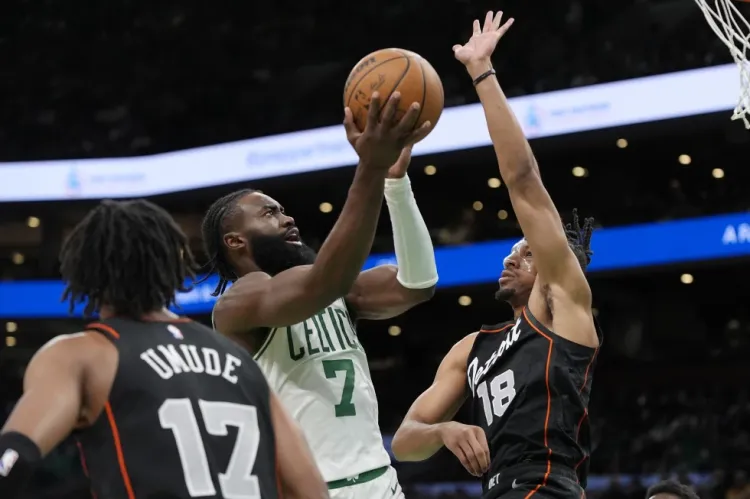 Triple-doble de Brown en triunfo de Celtics