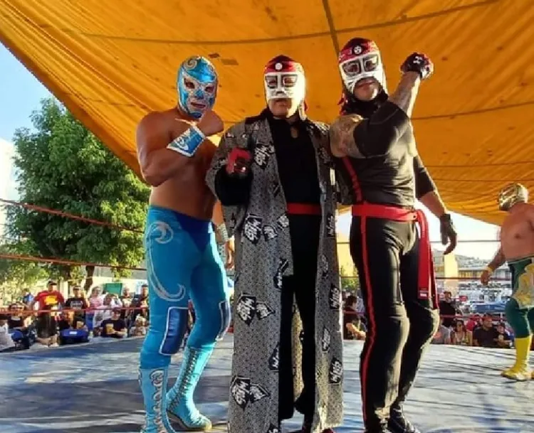 VIDEO: Querido luchador mexicano sufre terrible caída en pleno ring y nadie pudo ayudarle