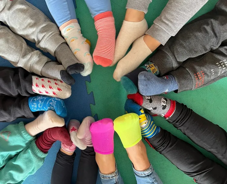 Calcetines impares buscan conmemorar el Día Mundial del Síndrome de Down