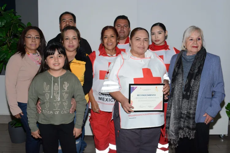 Reconocen a Lupita González por dedicación y servicio en la Cruz Roja
