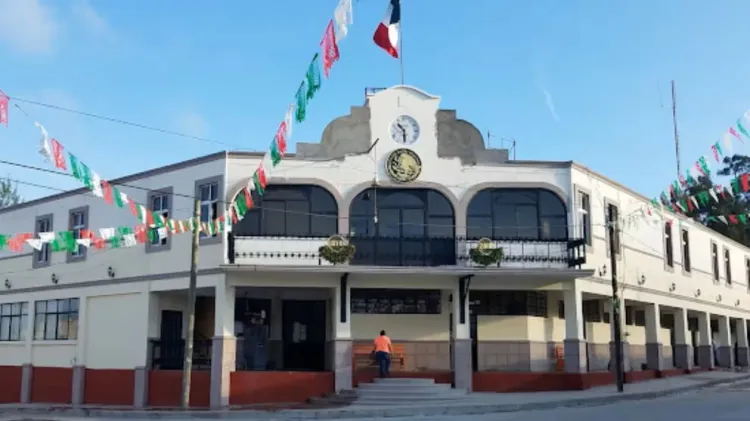 FUERTE VIDEO: Arrojan cinco cuerpos en escaleras de Presidencia Municipal