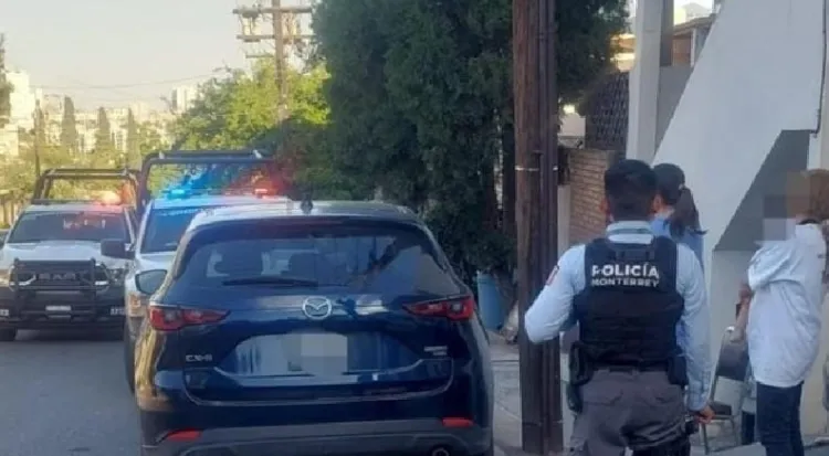 ¡Milagro en Monterrey! Mamá olvida a su bebé en auto encerrado y policías se convierten en héroes
