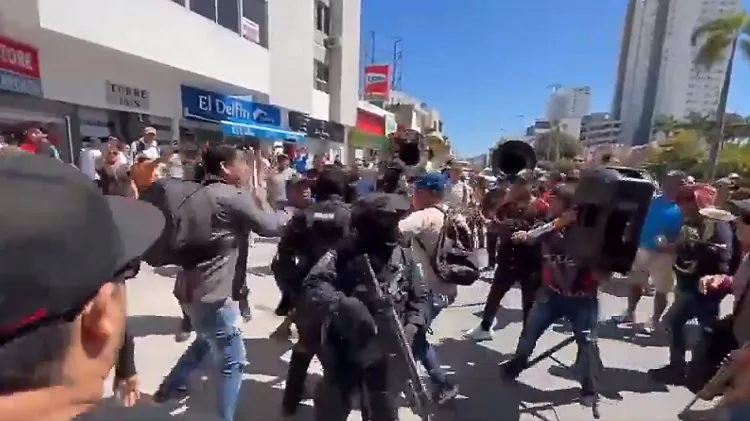 Al ritmo de la tambora músicos de Sinaloa protestan en las calles; se enfrentan con la policía