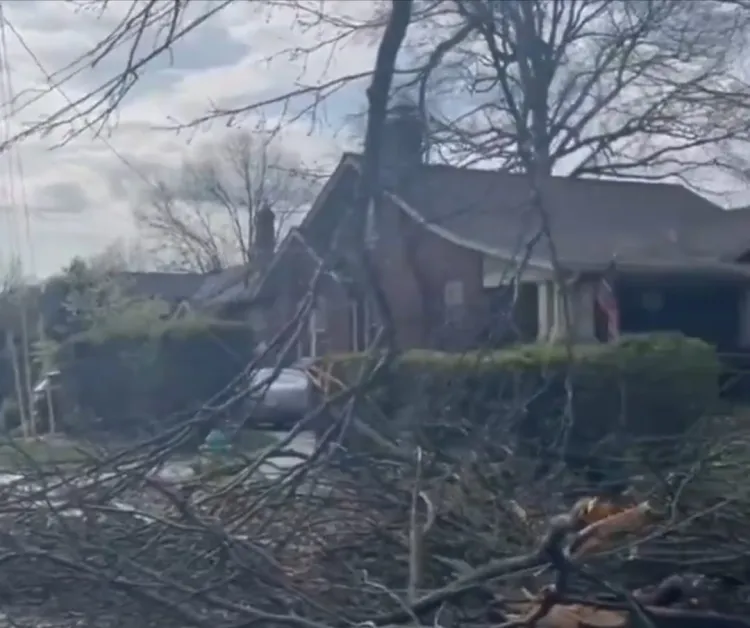 FUERTE VIDEO: Tras impactante tornado, estudiante es arrastrado por los fuertes vientos
