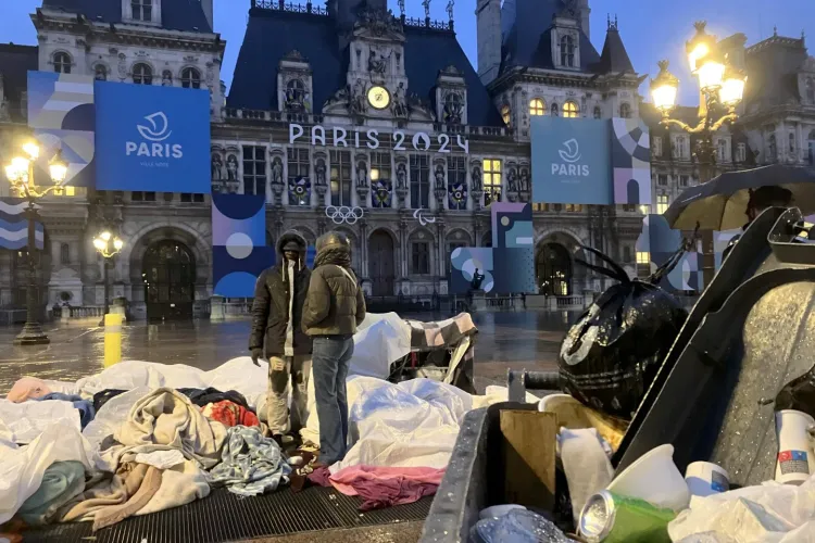 Policía de París desaloja migrantes de plaza