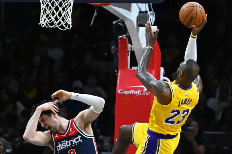 Lakers acechan el sexto puesto VIDEO