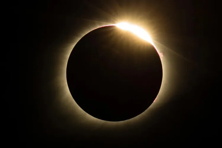 Mujer pierde la vista por ver directamente el eclipse solar