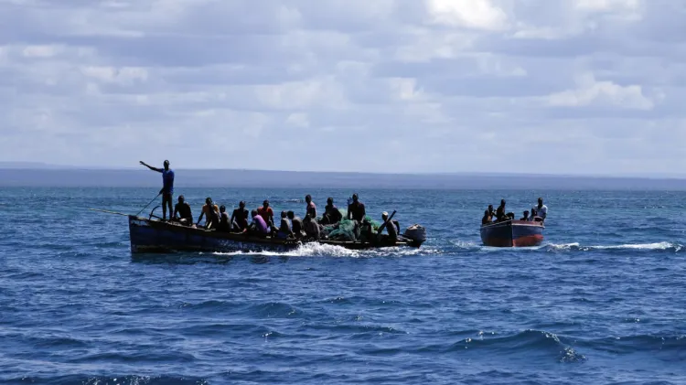 98 pierden la vida en naufragio tras intentar huir de un "brote de cólera"