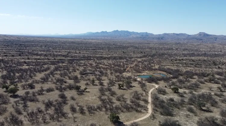 Visita jurado propiedad de ranchero en Arizona acusado de asesinar a mexicano