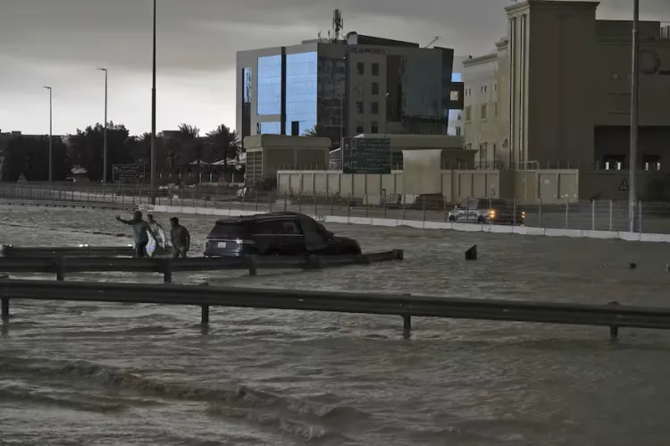 Impactantes VIDEOS y FOTOS del caos climático en Dubai