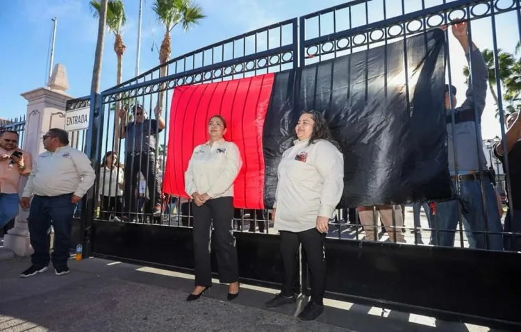 Estalla huelga en la Unison: Colocan banderas roji-negras