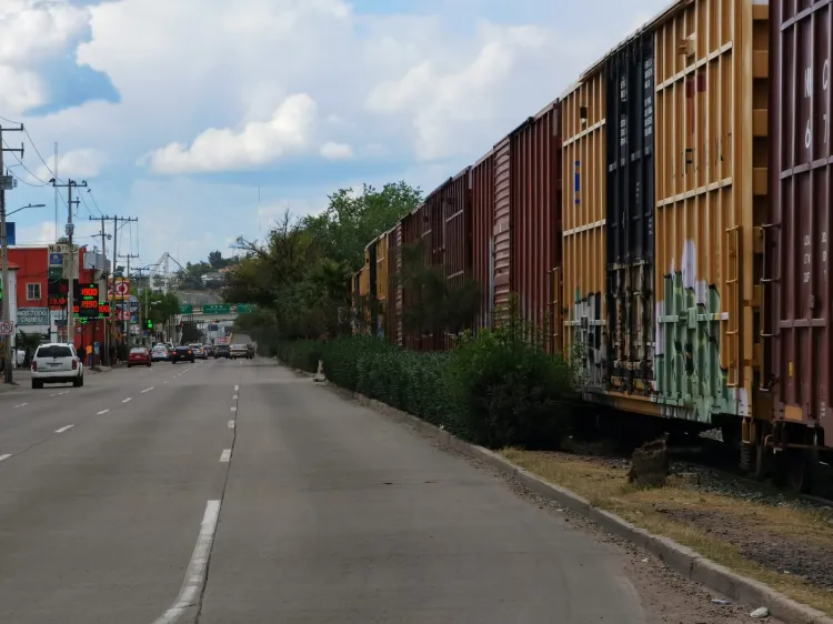 Continúan negociaciones con vecinos de colonia Buenos Aires para nuevo trazo del tren en Nogales